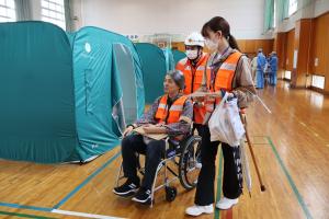 高齢者を避難誘導する様子