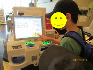 会計をする児童