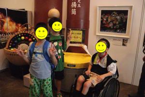記念撮影する児童