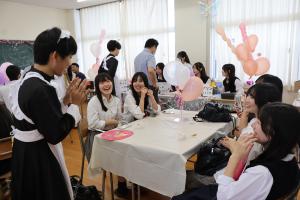 男子生徒がメイド喫茶の店員に