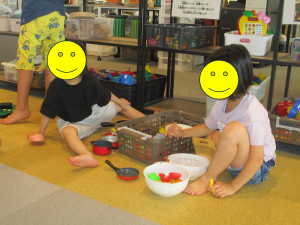 おもちゃで遊ぶ児童