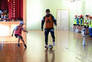 生徒とサッカーを楽しむ横山選手