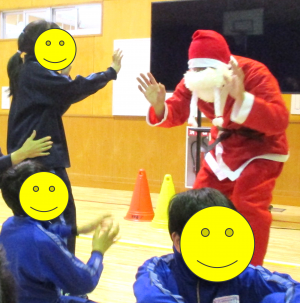 サンタクロースに手を振る児童