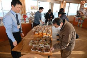 お惣菜を選ぶ来場者