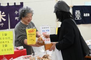 商品を購入する来場者