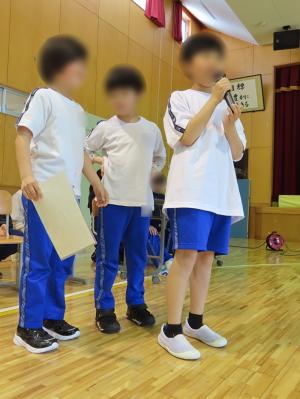 司会進行をする児童