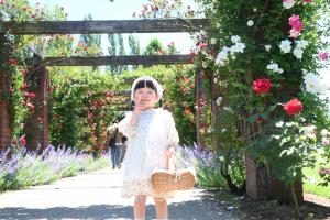 園内で子どもがポーズを決めて記念写真