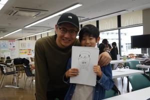 子どもが描いた似顔絵をプレゼントされたお父さん