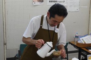コーヒーを入れている画像
