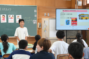 英語で見附に必要なものを提案する児童