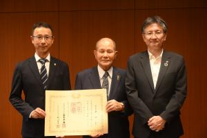 紺綬褒章伝達式の様子