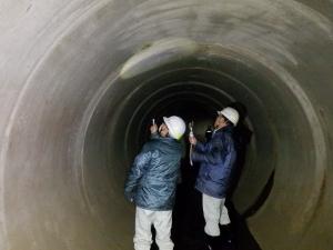 雨水貯留管を点検している様子