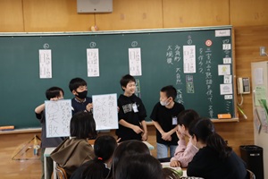 学習参観で6年生が国語の学習をしている様子