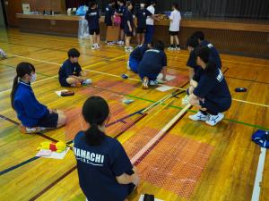 3年生に指導してもらっている様子