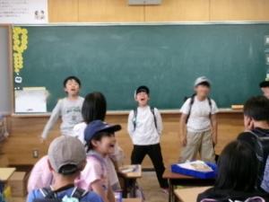 挨拶をしている様子