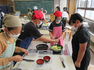 炒め物を作る様子
