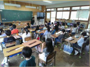 リコーダーをふいている様子
