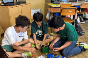 検流計で電流を測っている様子