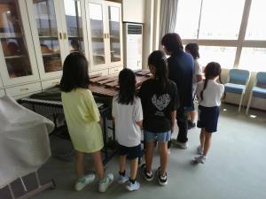 楽器を選んでいる様子