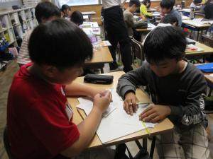 算数の問題を解いている様子