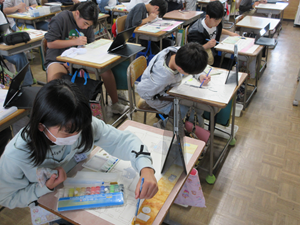 図工で風景画を制作している様子