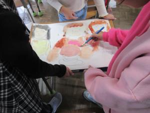 絵を描いている様子