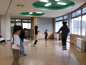 縄跳びをしている様子