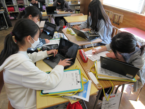 見附市の取組について調べ学習をしている様子