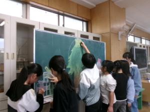 黒板を書いている様子