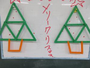 正三角形を組み合わせてできたクリスマスツリー