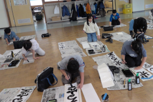 書初めをしている様子