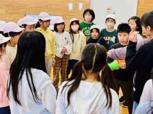 5年生の話を聞いている3年生