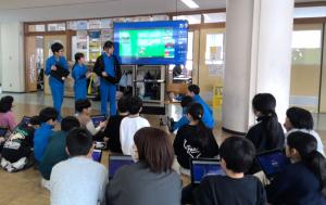 タブレットでクイズをしている様子