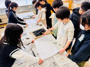 版画を印刷している様子