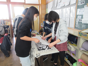 版画を刷る様子