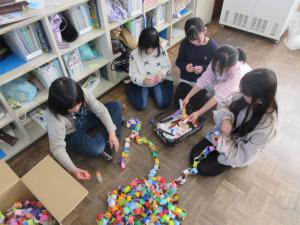 輪飾りを作る様子