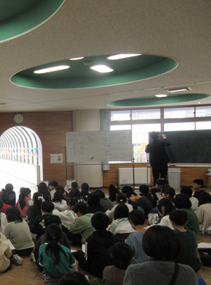 話を聞いている様子