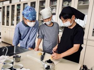 じゃがいもを茹でている様子