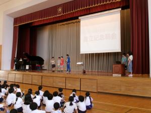 創立記念朝会の様子