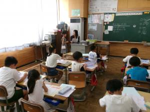 通知表を渡す様子