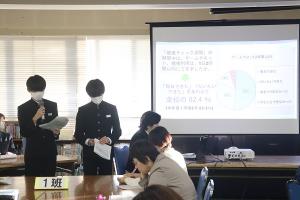 学校保健委員会　生徒発表の様子