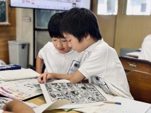 スーパーのチラシを見て話し合う様子