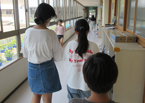生活委員会が廊下歩行調査を行う様子