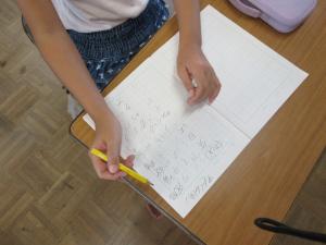 手紙の下書きを書いている様子