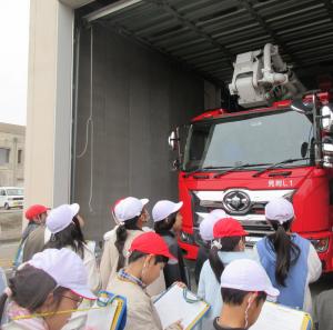 消防車を見ている様子