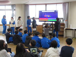 タブレットを使ってクイズを回答している様子