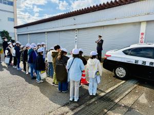 警察官のお話を聞く子どもたち