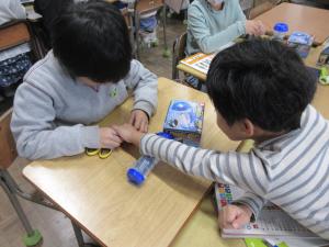 ハサミは電気が通るか調べている様子