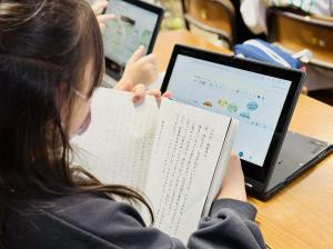 タブレットを使って学ぶ様子