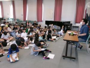 お話を聞いている様子